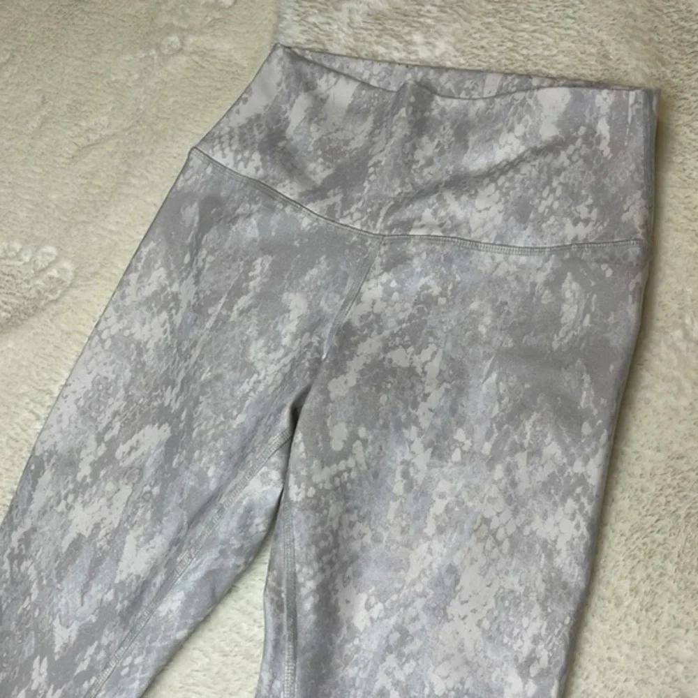 Alo Yoga Snakeskin Print 7/8 Legging Gray Size Small